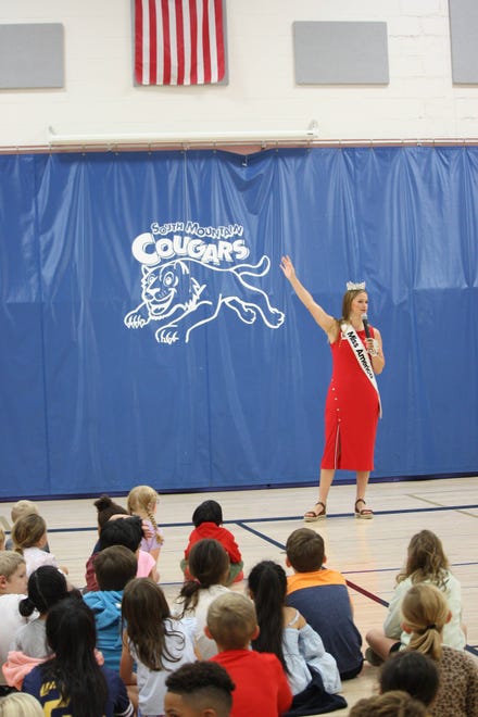 Grace Stanke talks with students at South Mountain Elementary School in Wausau as Miss America.