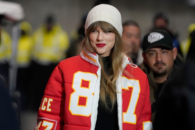 Taylor Swift wears the viral jacket created by Kristin Juszczyk, wife of 49ers’ All-Pro fullback Kyle Juszczyk.